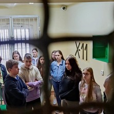 Młodzież trafiła do „paki”. 16 uczniów z liceum odwiedziło zakład karny