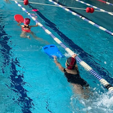 Trwają zajęcia pływackie w ramach projektu „Skok na głęboką wodę”