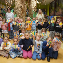 Bajkowe święto w bibliotece. Wspólne czytanie, zabawy i złota rybka