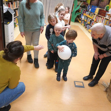Klub Rodzinny w zimowym klimacie. Bałwanki, śnieg i ptasie karmniki